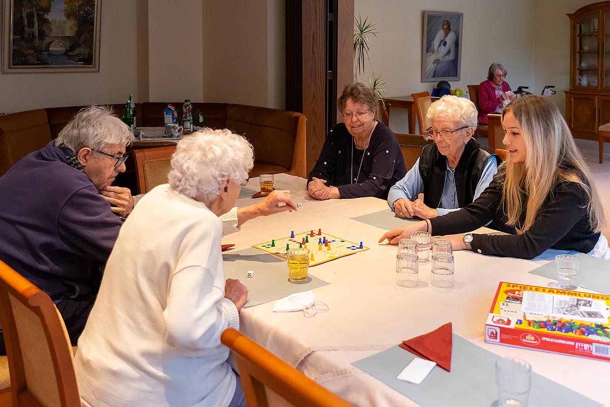 Senioren mit Betreuung beim Brettspiel